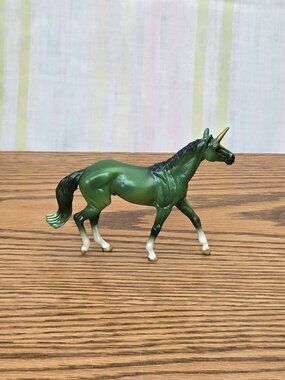 Breyer Stablemates #97268 Walking Thoroughbred – Green & Gold Decorator (INV041)